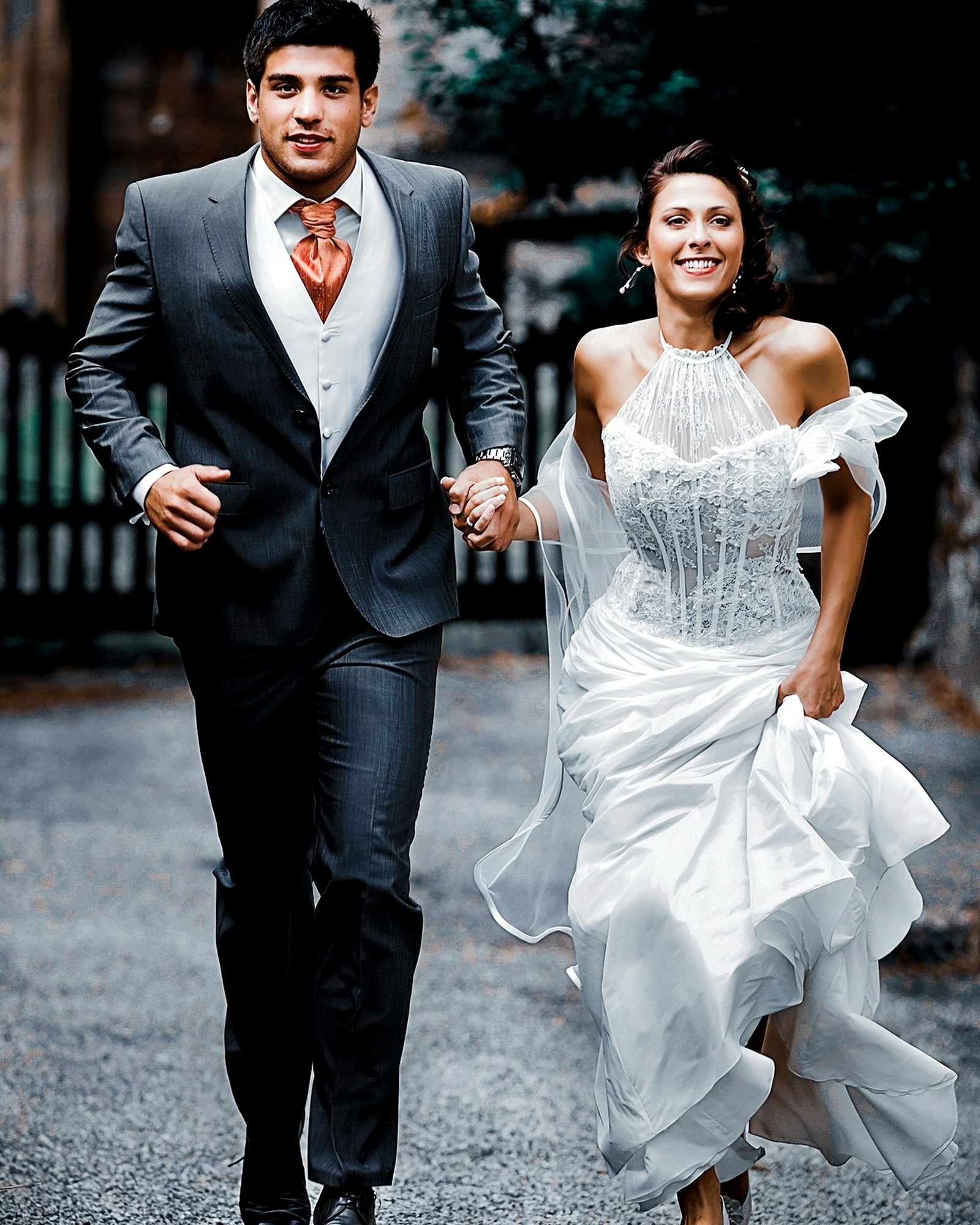 Photographe de reportage de mariage à Albi — les mariés courant main dans la main