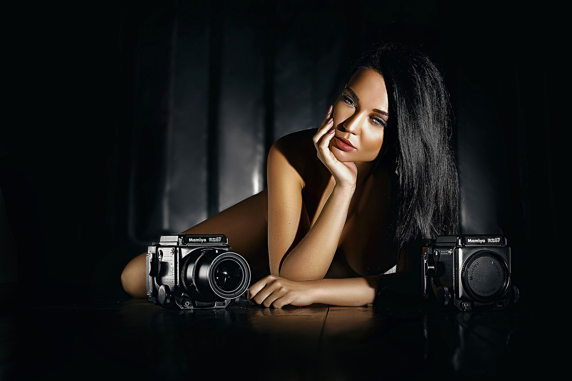 Portrait éditorial en clair-obscur avec deux Mamiya RZ67, studio Albi