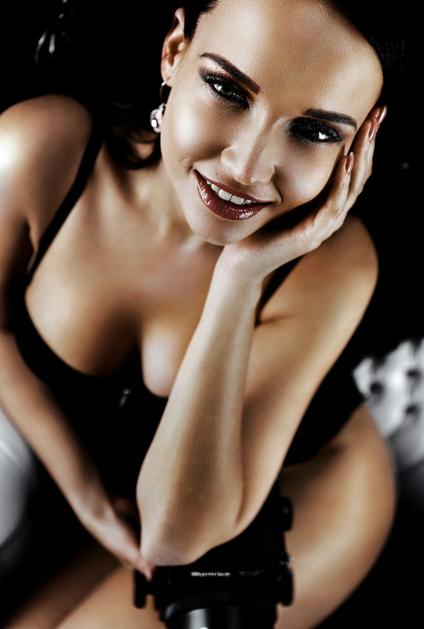 Photographe portrait dans le Tarn — femme souriante vêtue de noir
