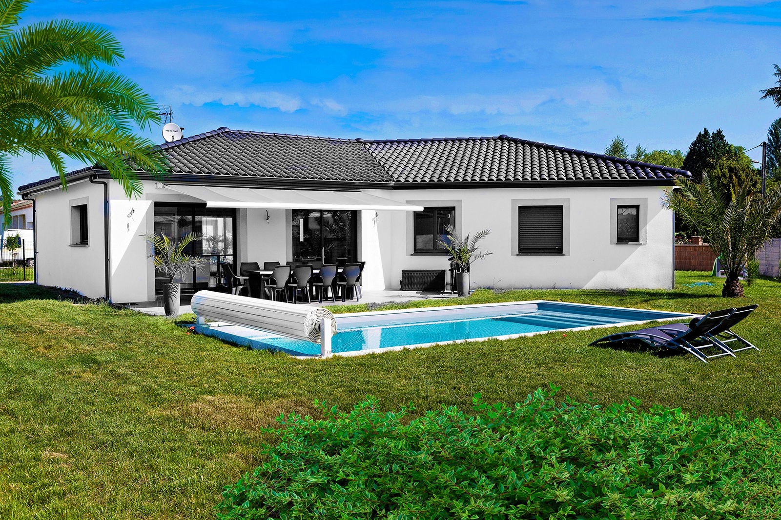 Villa contemporaine avec piscine photographiée pour l'immobilier
