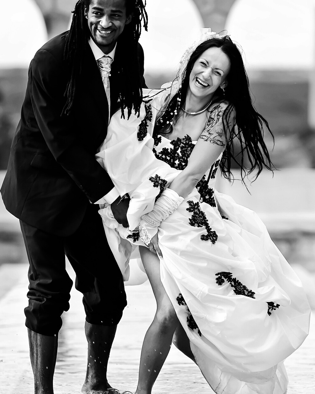 Portrait de mariée en noir et blanc avec bouquet réalisé à Albi