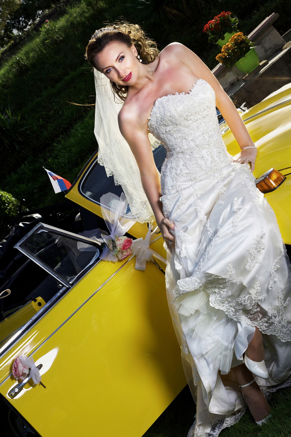 Portrait de mariée avec voiture de collection réalisé dans le Tarn