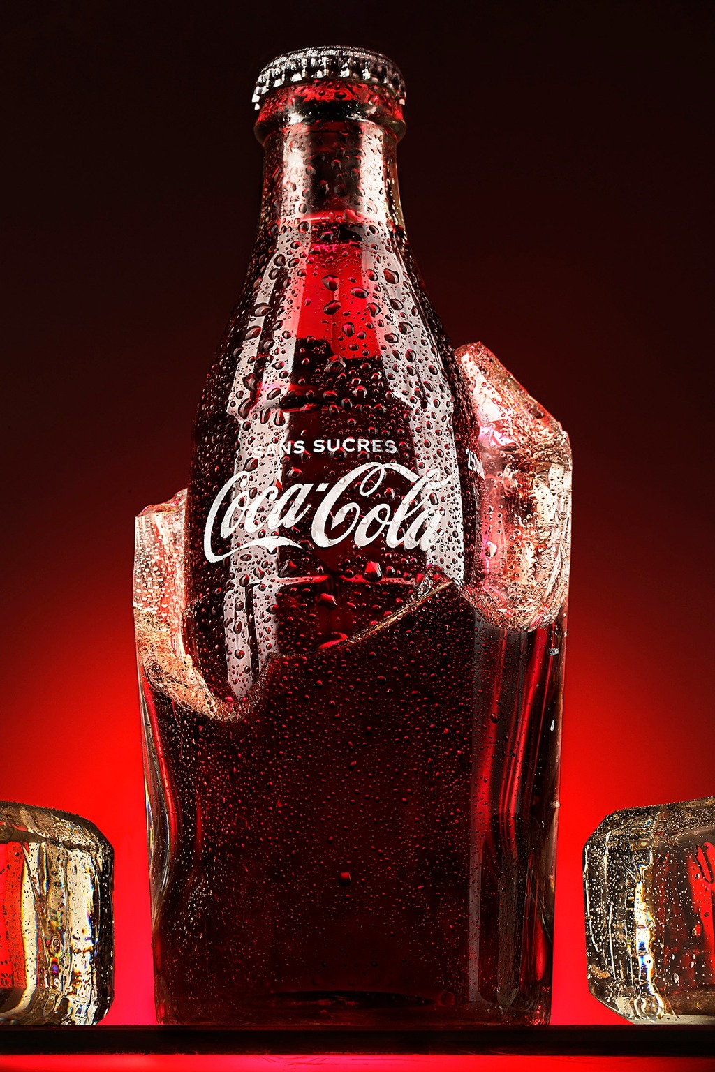 Packshot publicitaire de bouteille de soda sur glace, photographie produit en studio à Albi